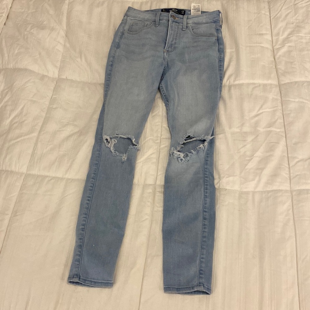 Hollister Curvy High Rise Knee Rip Jeans